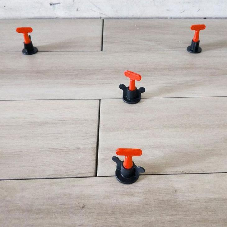 Reusable non-slip tile leveling system